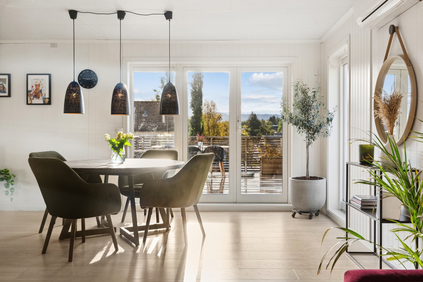 Dobbeldør fra 2020 ut til sørvendt og solrik terrasse. Galleribilde