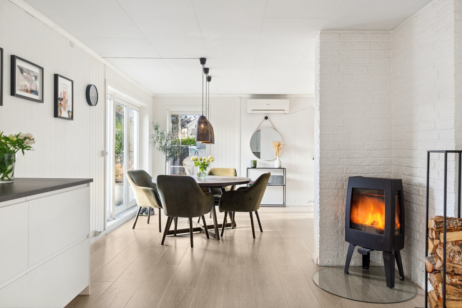 Mellom stue og kjøkken er det en flott vedovn som varmer på de kaldere dagene. Galleribilde