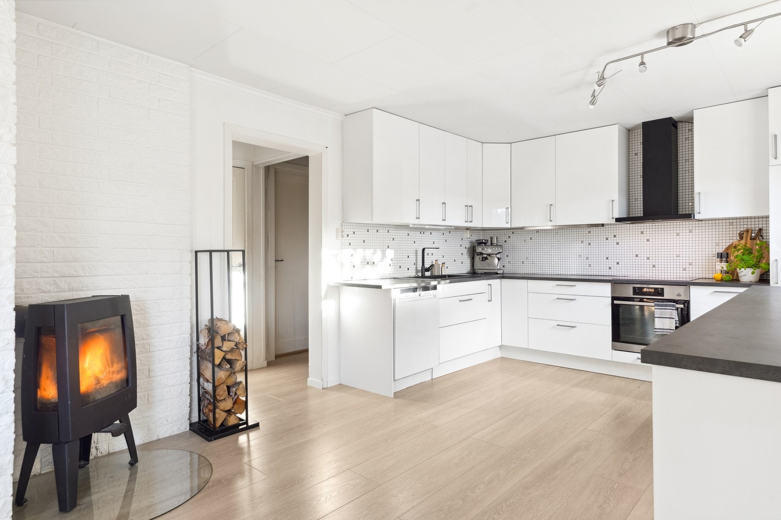 Kjøkkenet er utstyrt med integrert stekeovn, platetopp og kjøleskap med fryser. Galleribilde