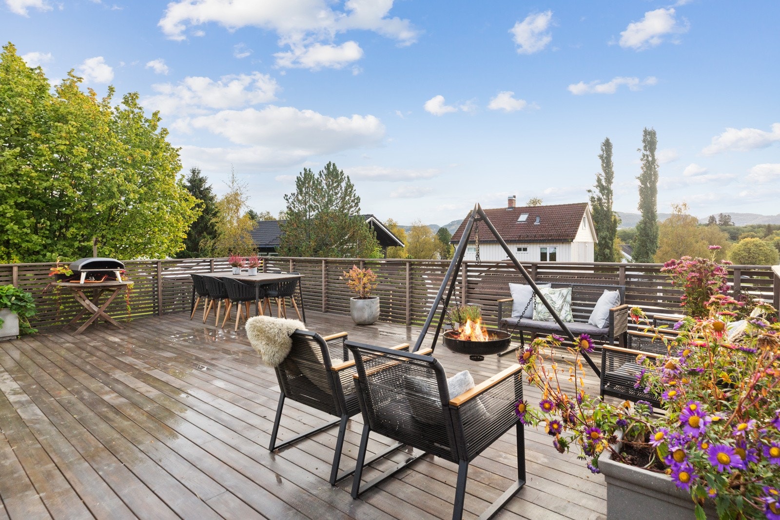 Herfra kan man nyte gode solforhold, med sol fra ca. 06-19:30 på sommertid. Galleribilde