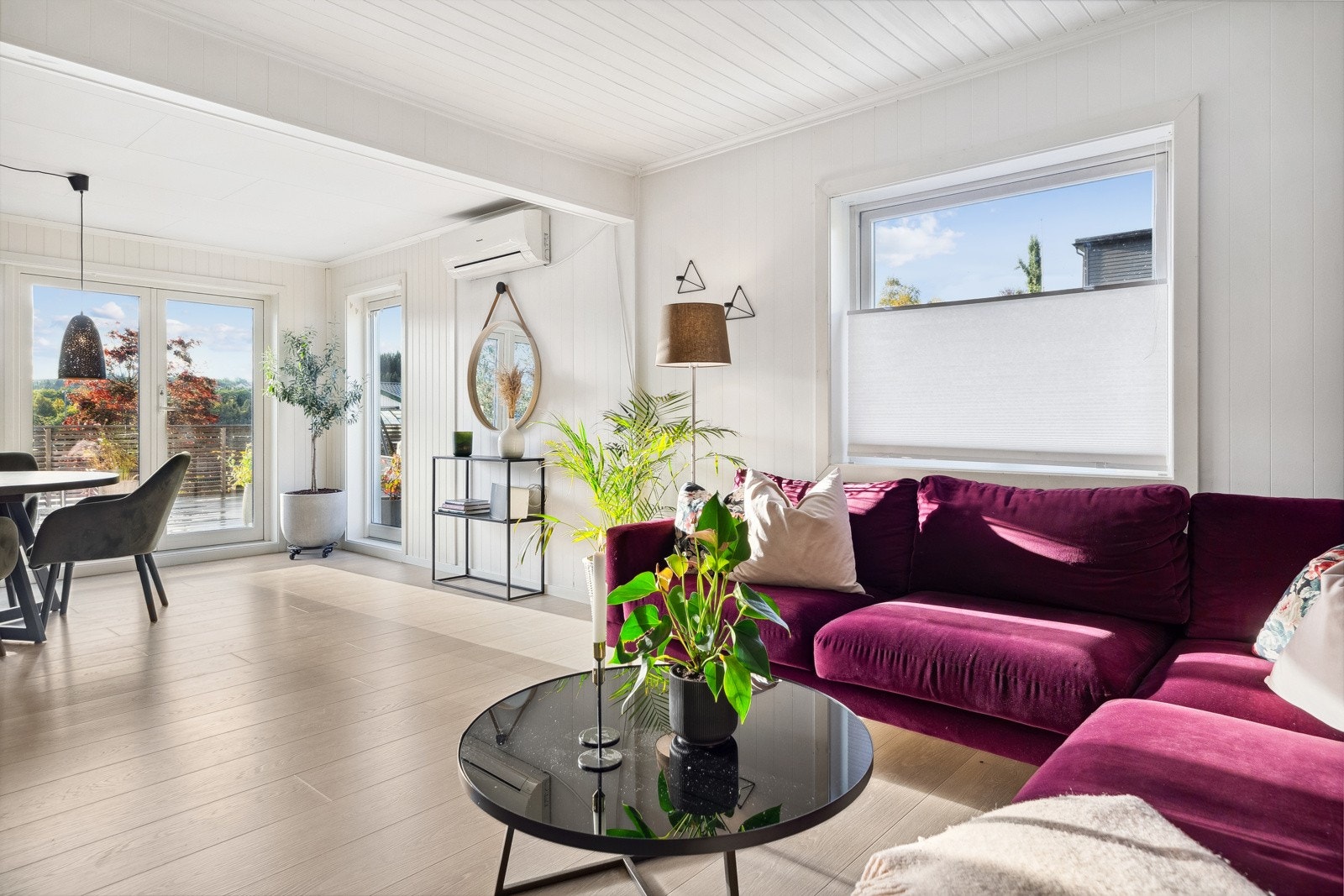 Dette er en innbydende tomannsbolig i et veletablert og barnevennlig område, med god planløsning og solrike uteplasser. Galleribilde