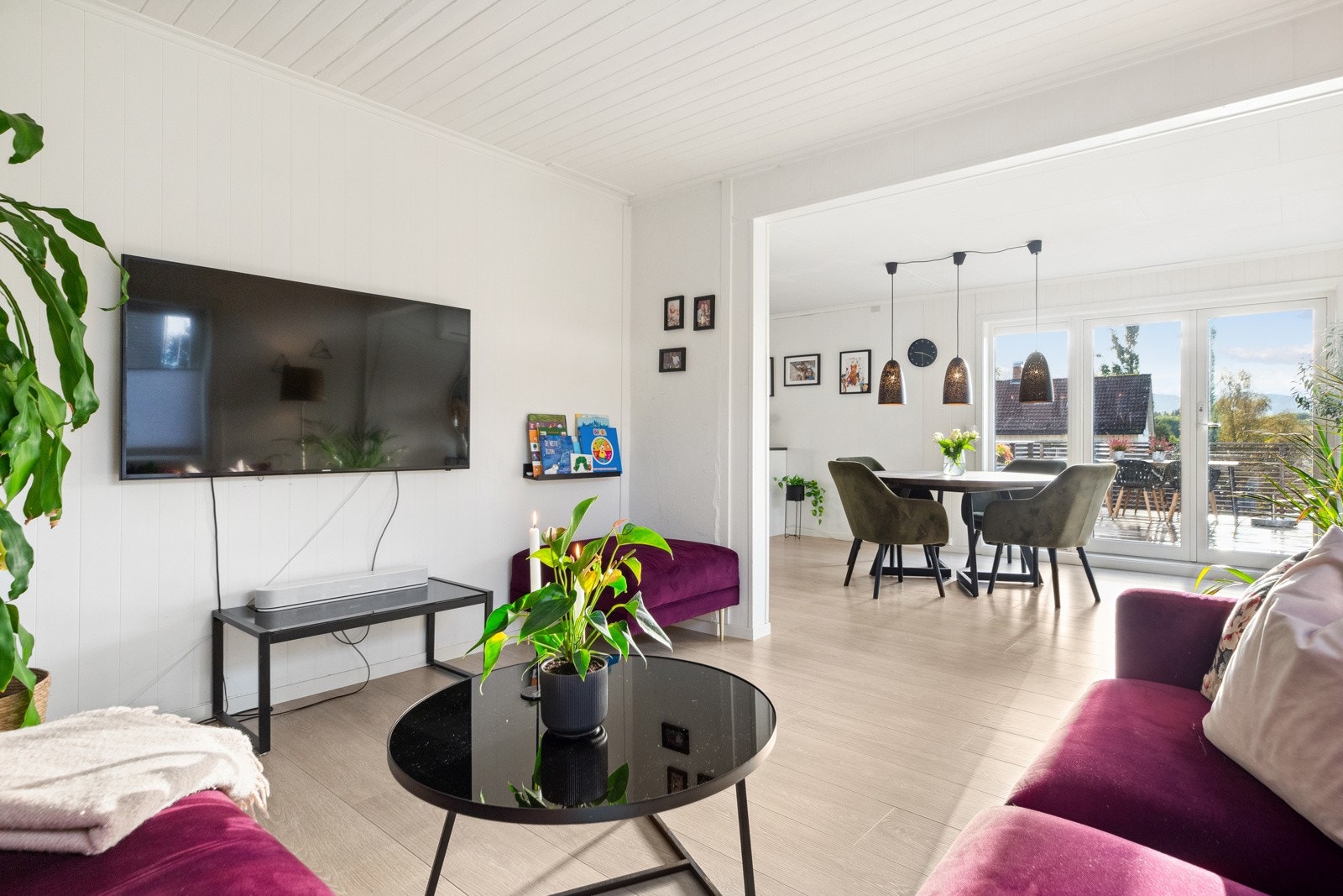 Boligen har en gjennomgående lys og luftig atmosfære, med store vindusflater og et tidsriktig fargevalg. Galleribilde