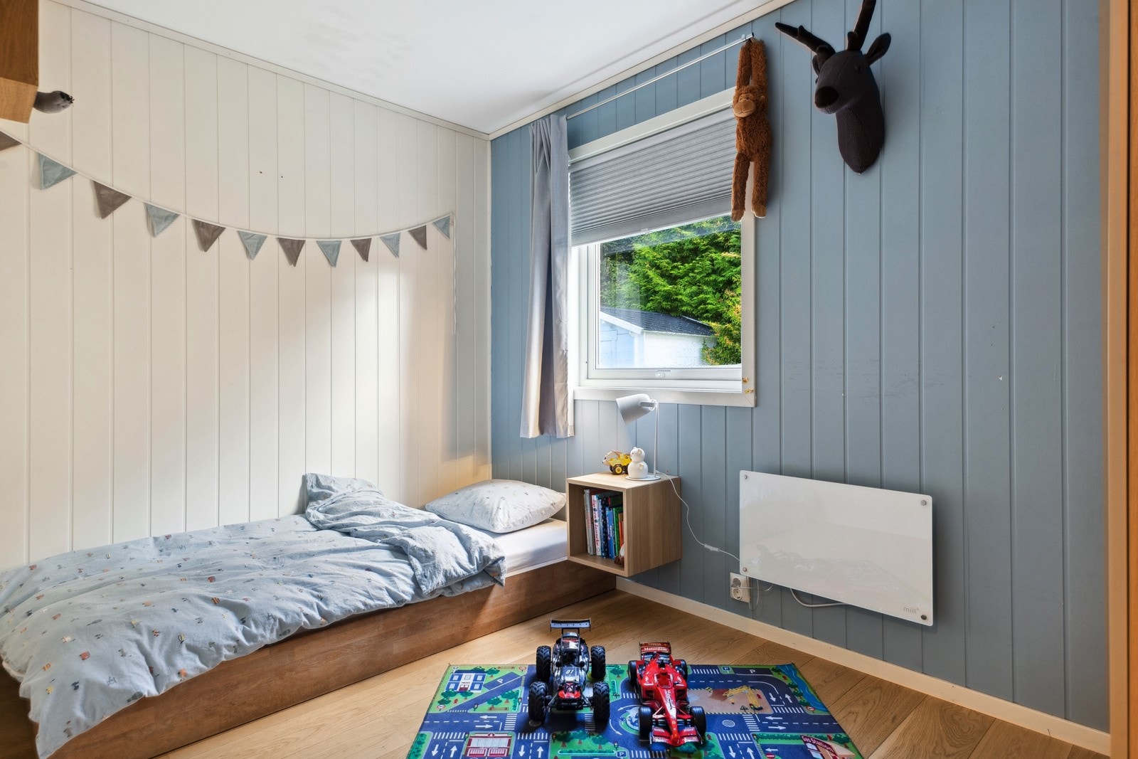 Soverom 2 måler 9 kvm og har god plass til både seng og garderobeløsning. Galleribilde