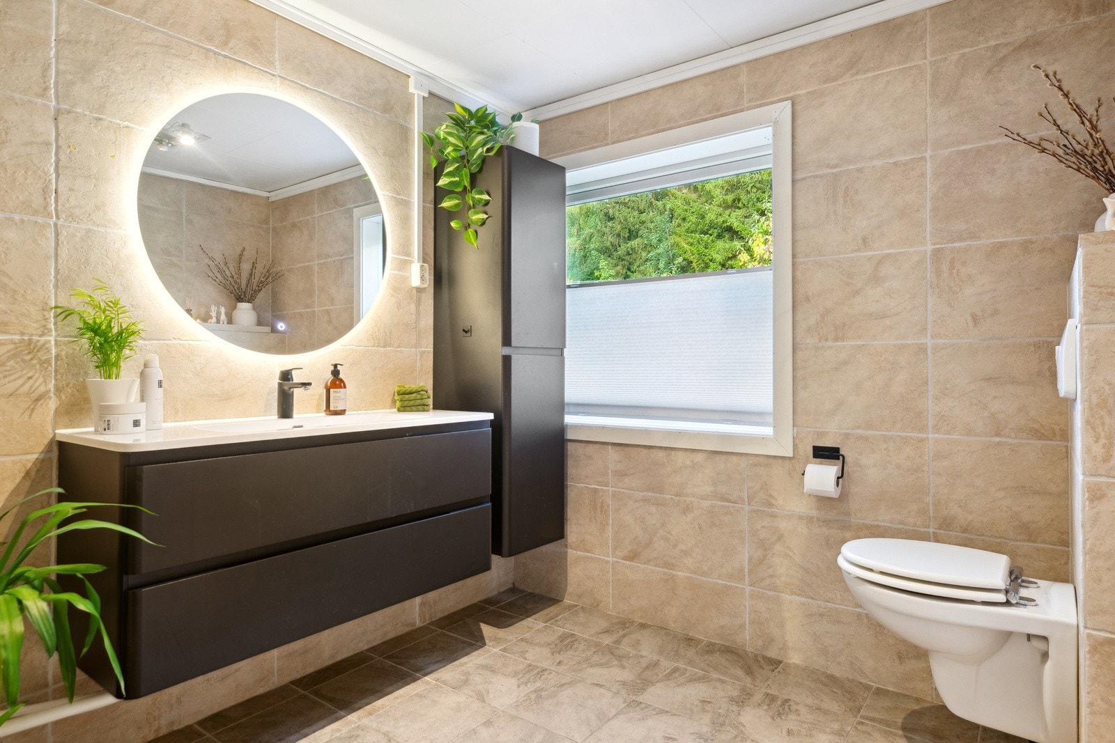 Moderne baderom med lekker innredning fra 2022. Galleribilde