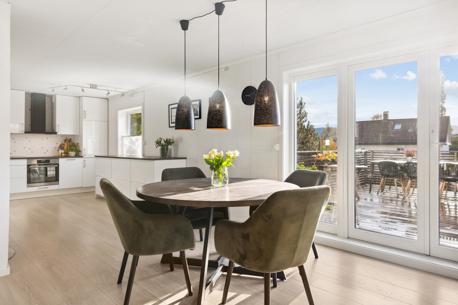 Nytt og moderne laminatgulv ble lagt i stue, kjøkken og gang i 2022. Galleribilde