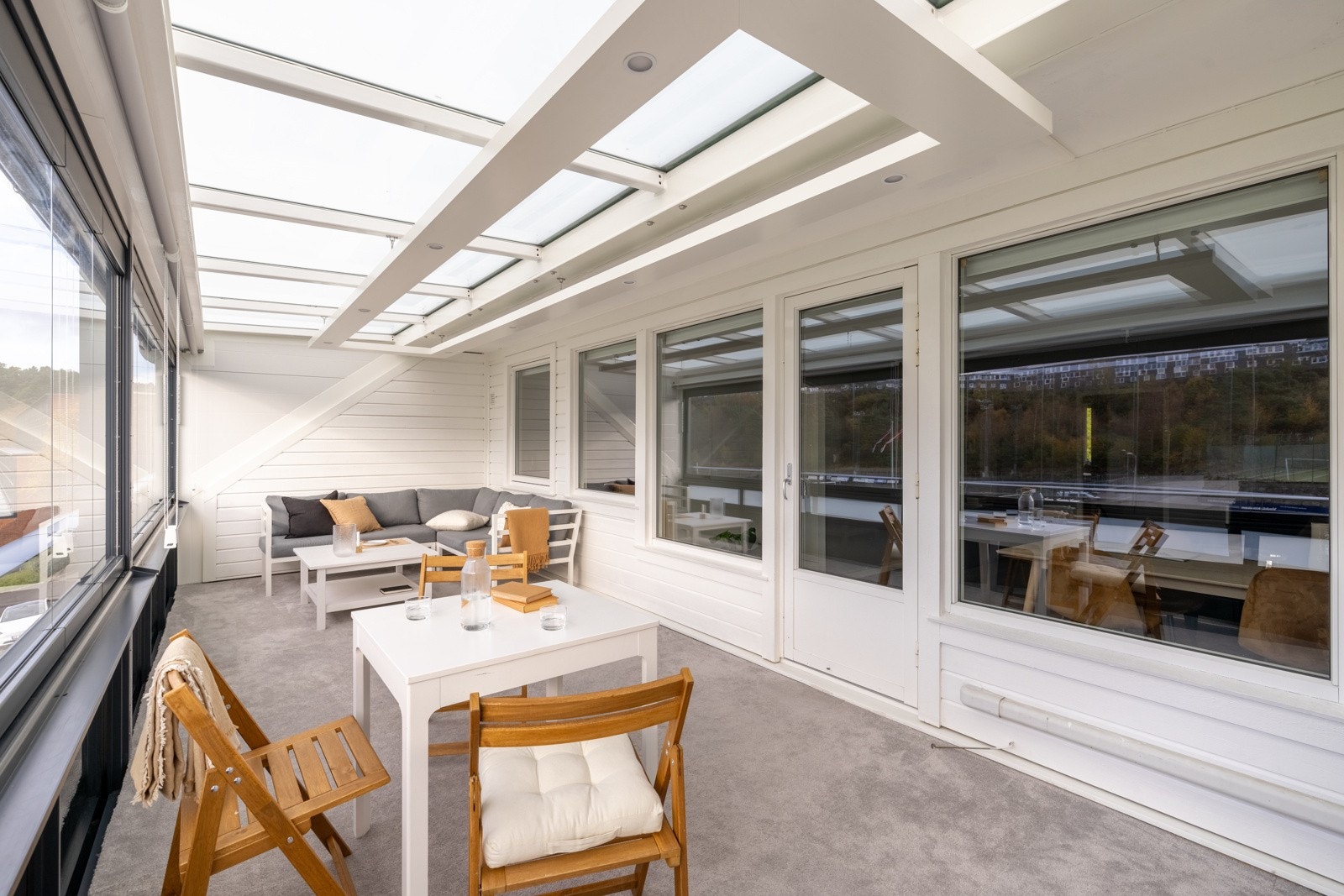 Fra stuen kan man ta seg ut til den innglassede balkongen. Galleribilde