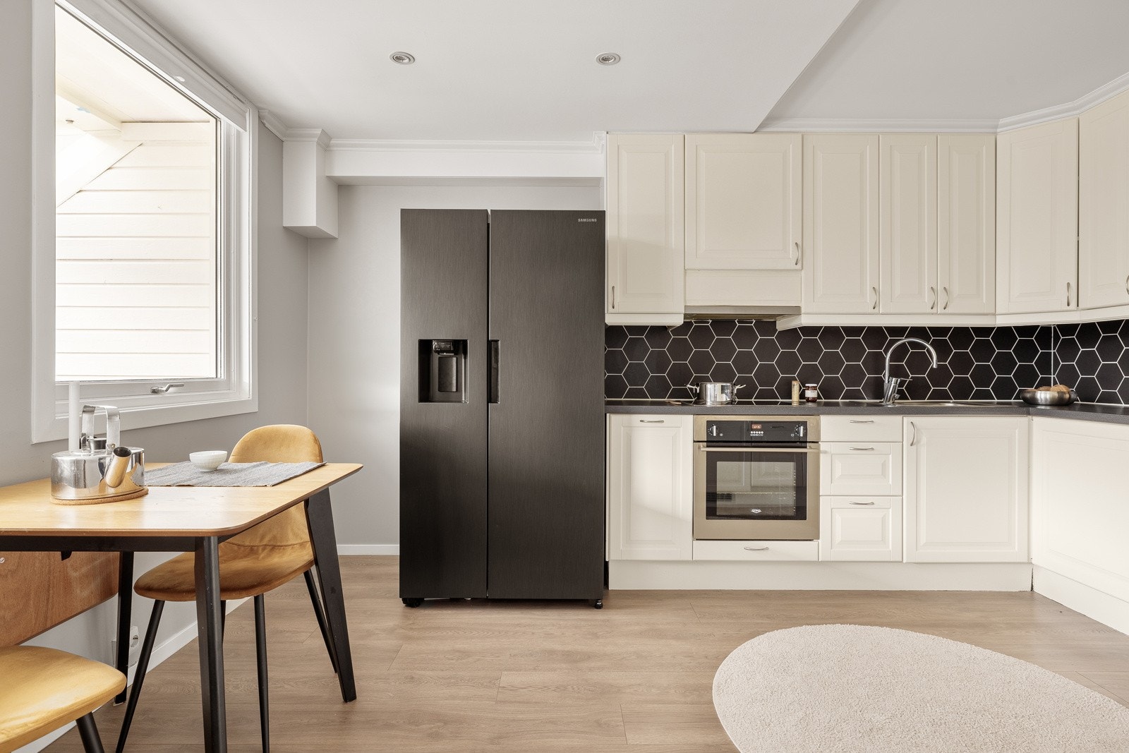 Kjøkkenet måles til 13,6 kvm. Her er det mye skap- og benkplass. Galleribilde