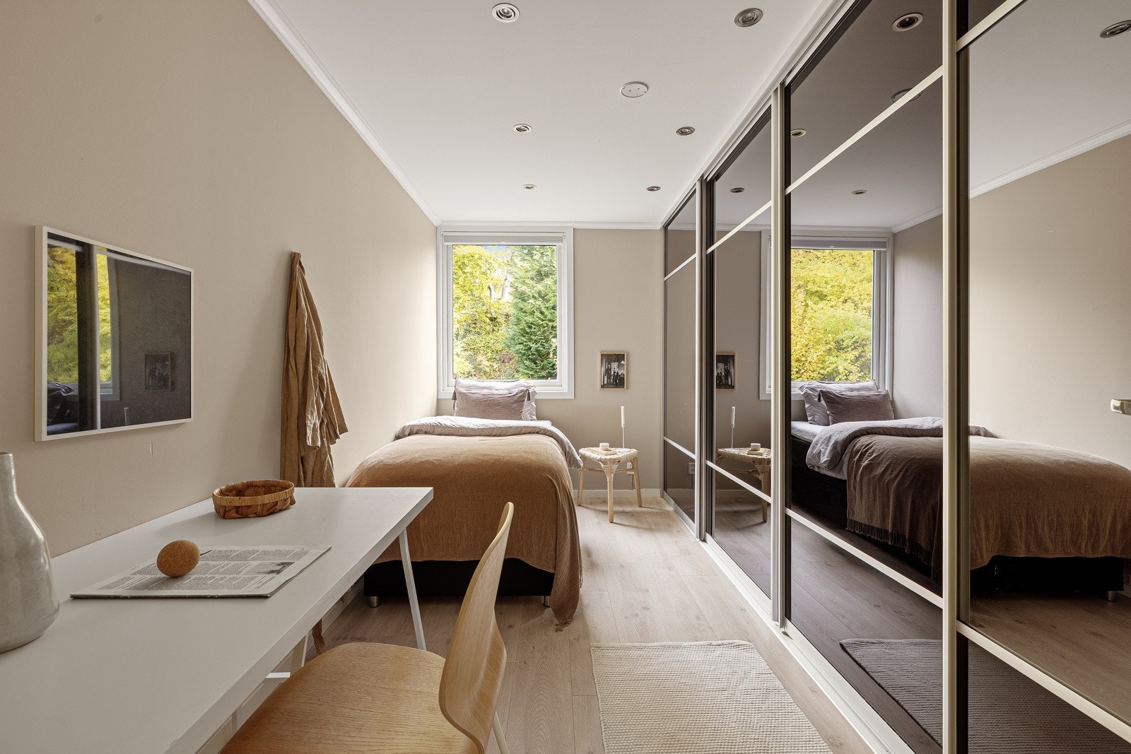 Her er det plass til både seng og garderobeskap samt annet ønskelig møblement. Galleribilde