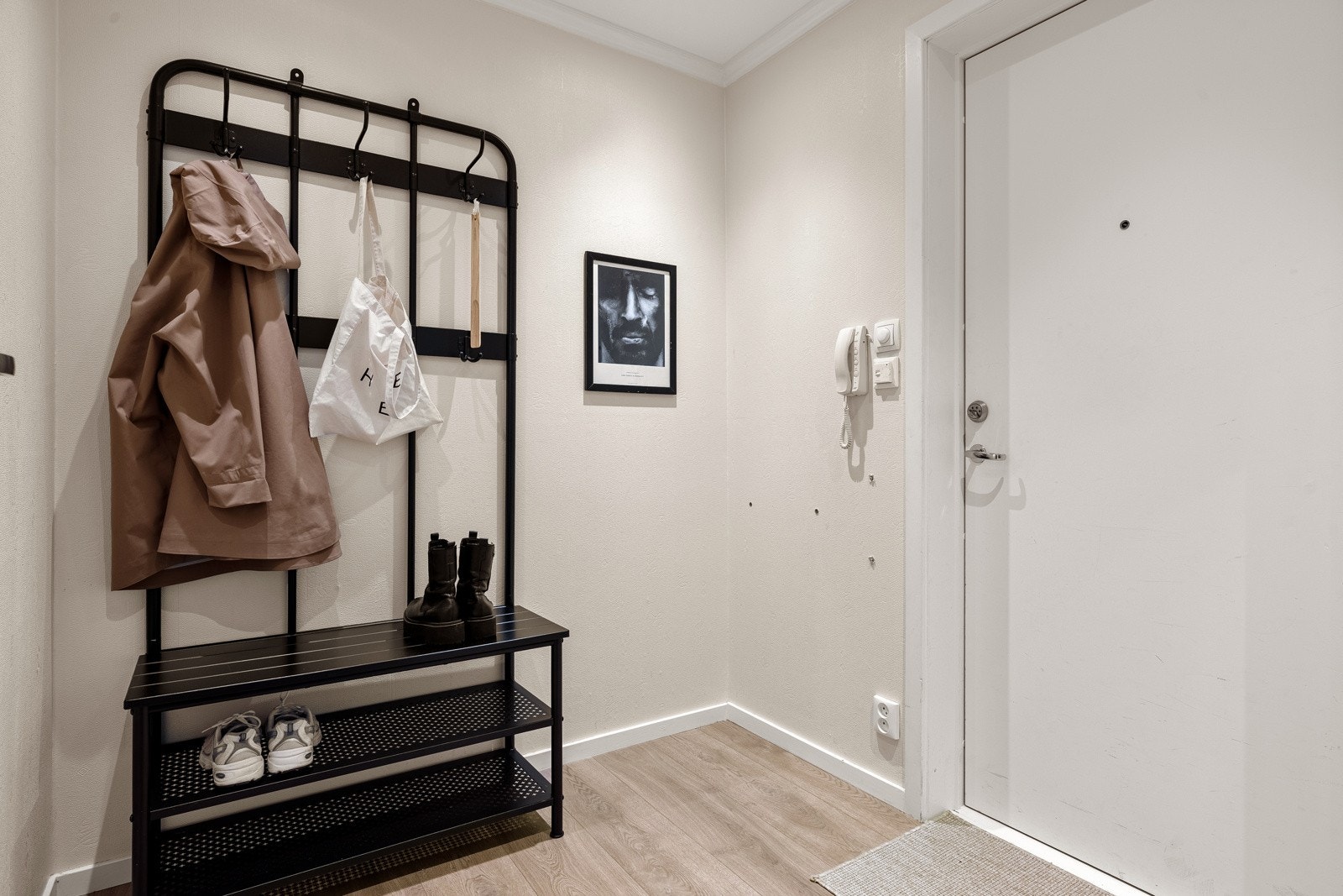 I entréen er det mulighet for oppheng av sko- og yttertøy. Galleribilde