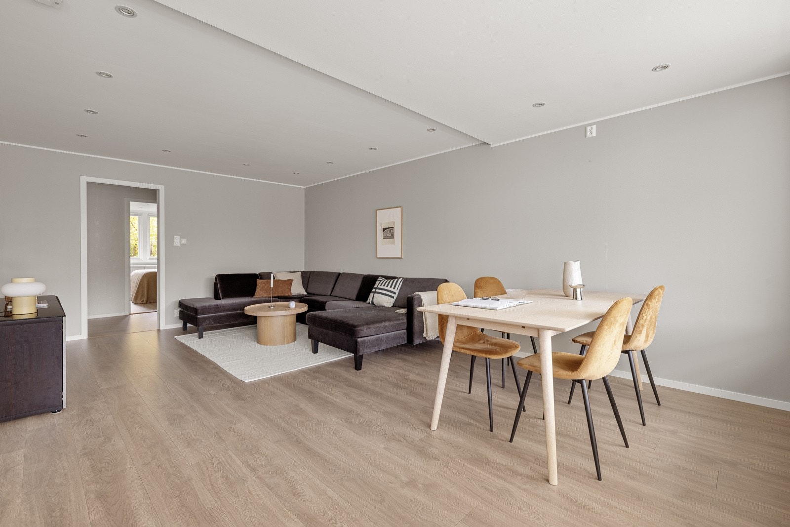 Her har du god plass til å innrede stor sofagruppe og spisegruppe. Galleribilde