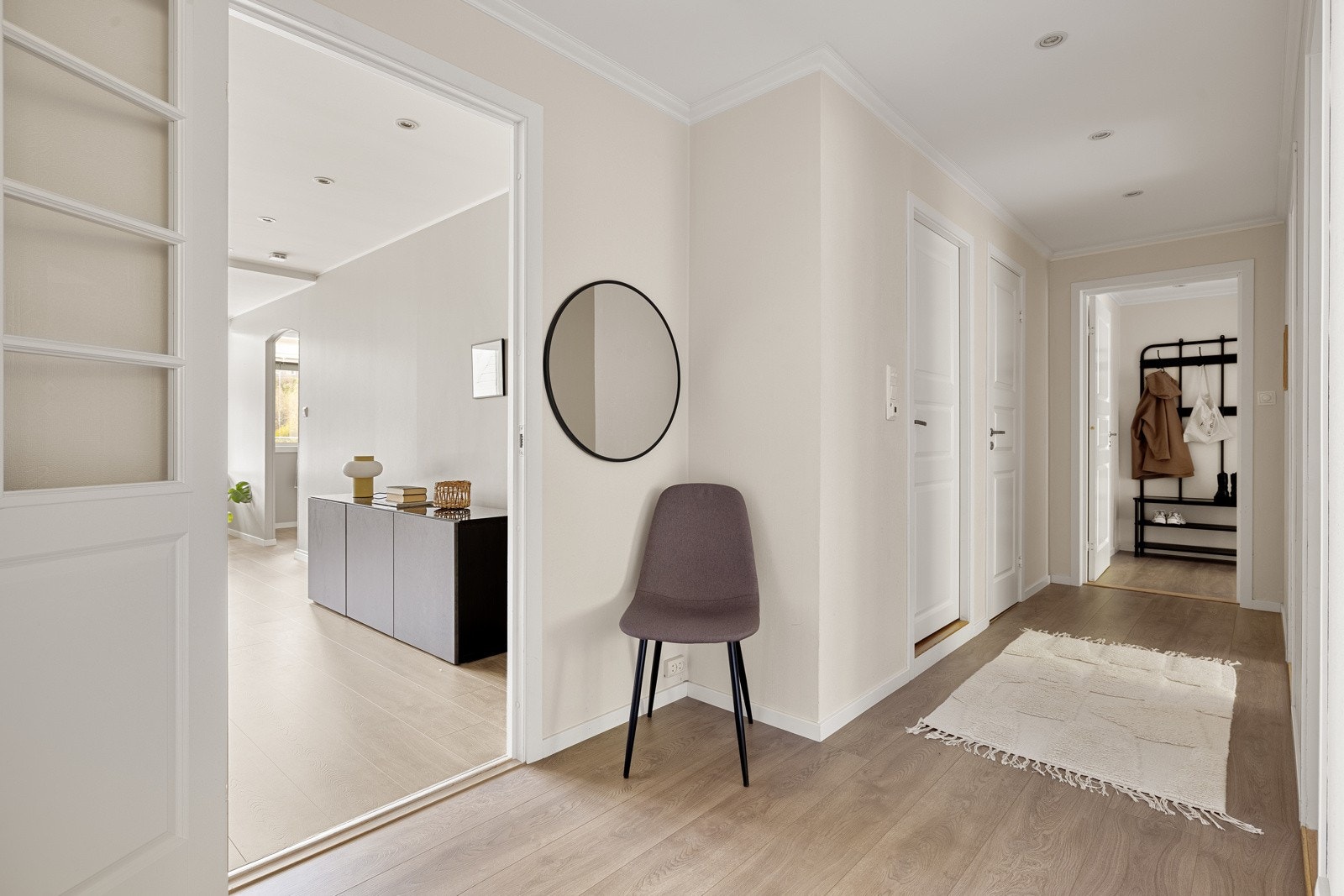 Fra gangen kan man ta seg videre til leilighetens tre soverom, stue, bad, toalettrom og bod. Galleribilde