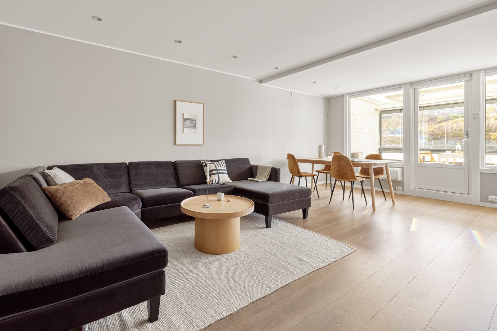 Dette er en stor 4-roms med god standard, innglasset balkong, bad fra 2019 og fast parkering i garasje. Galleribilde