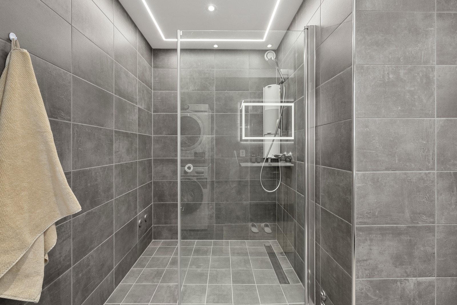 Det romslige badet er helfliset og har varmekabler i gulv. Galleribilde