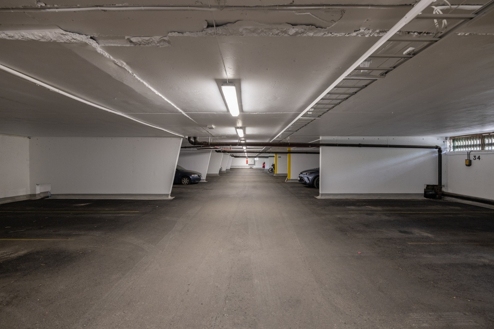 Leiligheten disponerer fast parkeringsplass i lukket garasje. Galleribilde