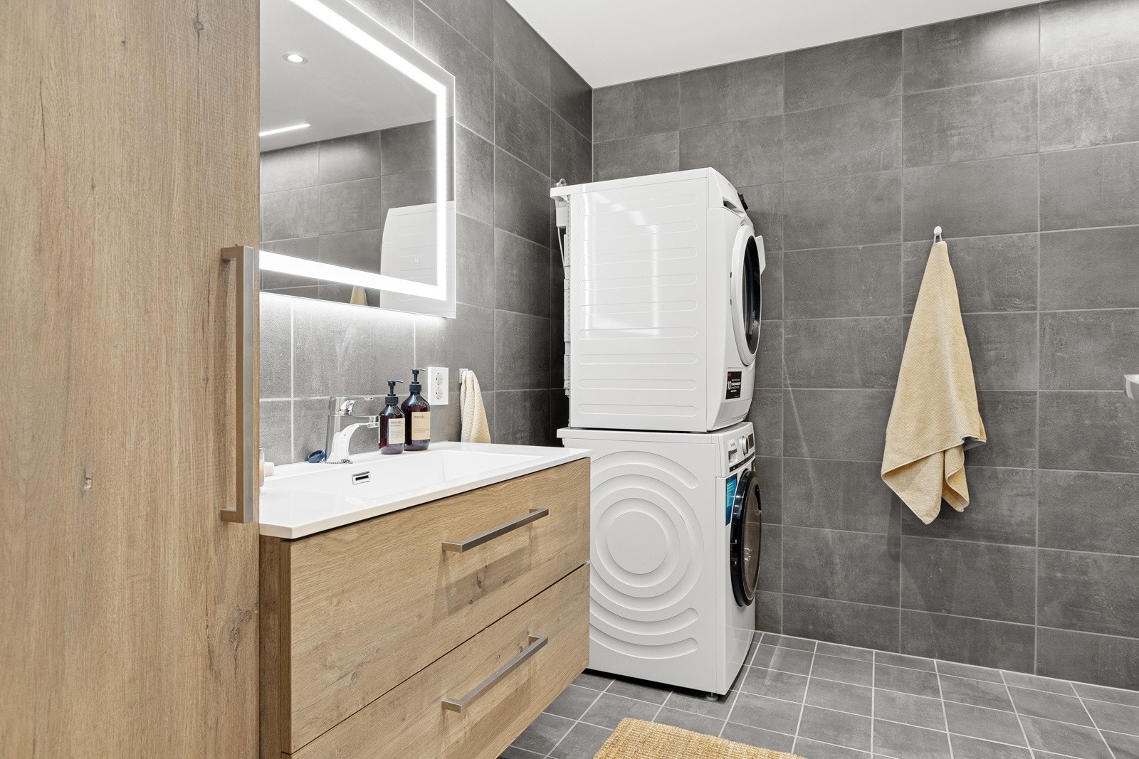 Badet er innredet med dusj med glassvegg, baderomsinnredning. Galleribilde