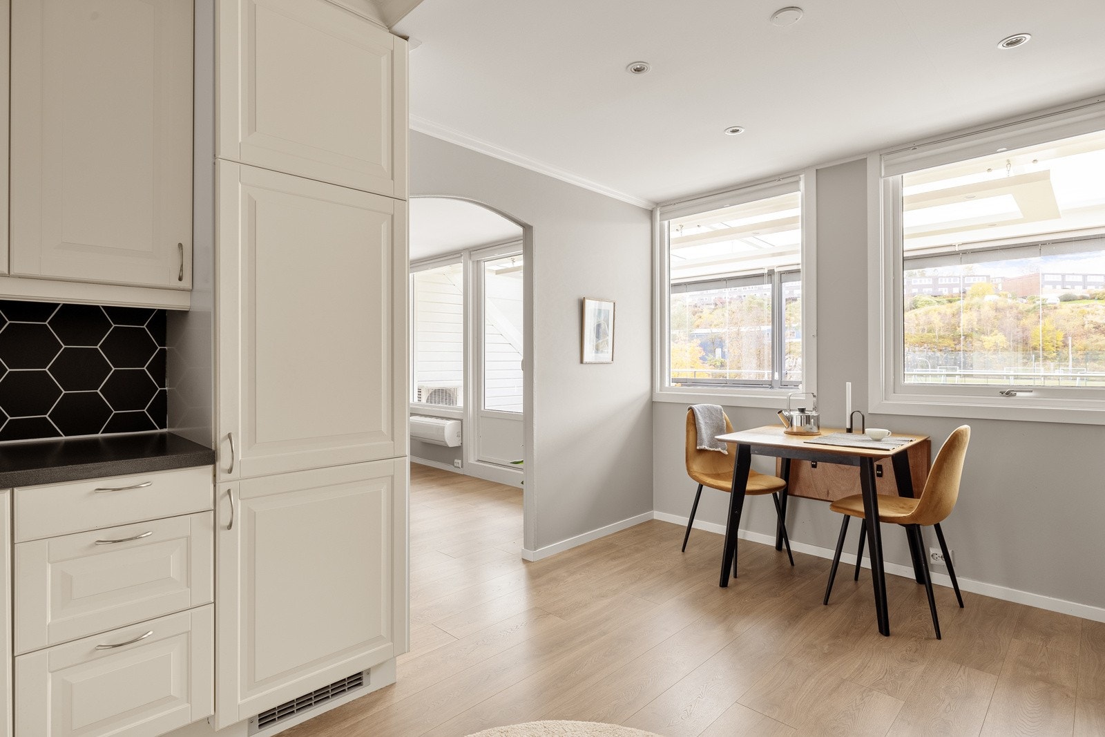 På kjøkkenet er stekeovn, platetopp og oppvaskamskin integrerte hvitevarer. Galleribilde