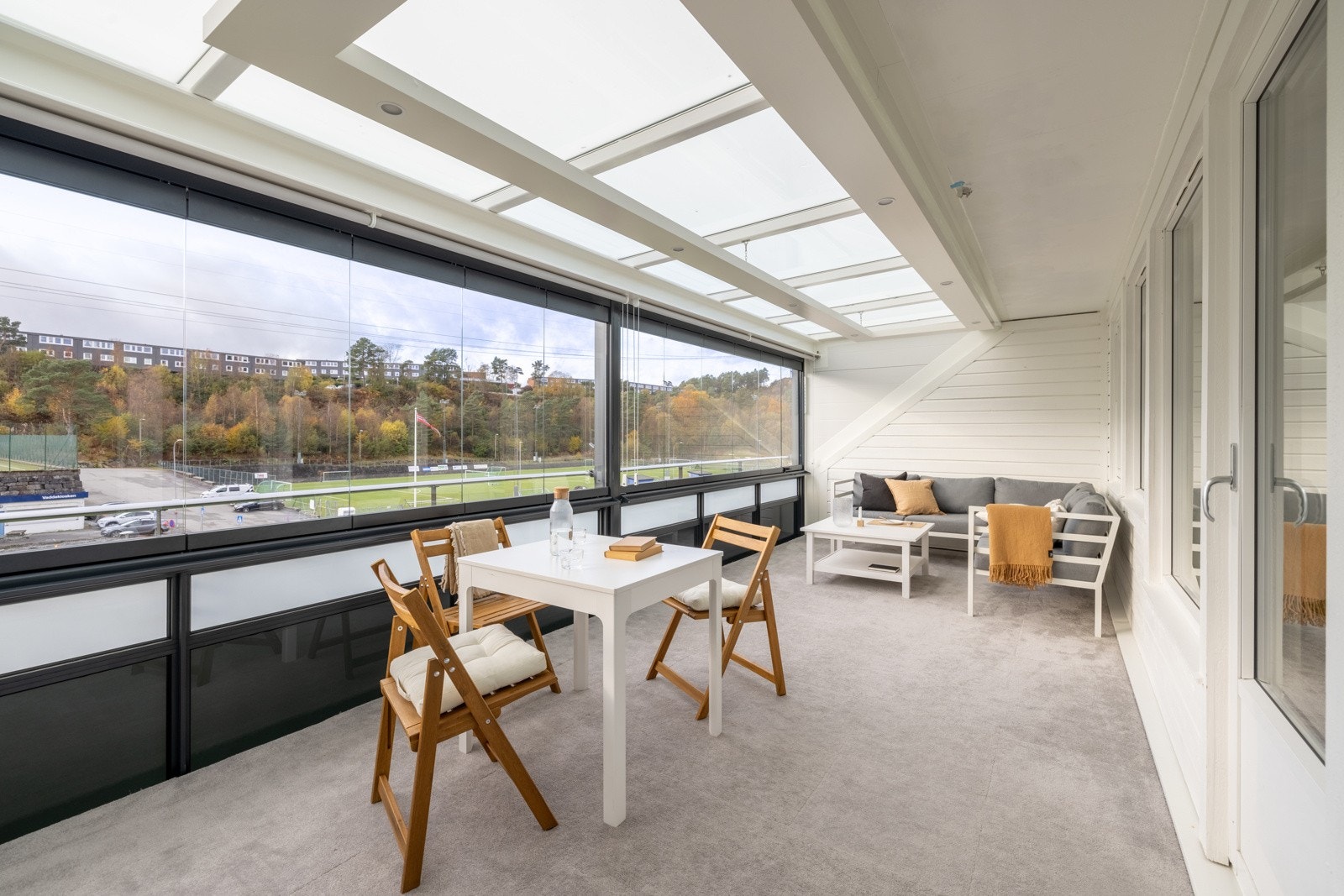 Stuen oppleves som hjertet av leiligheten på grunn av sin store størrelse og lyse fremtredelse. Galleribilde