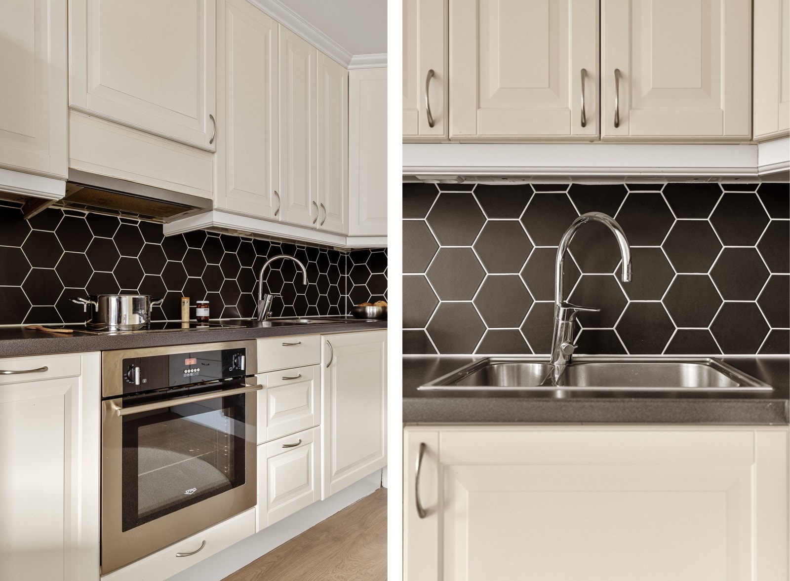 Det er mørke fliser mellom benkeplaten og veggskapene. Galleribilde