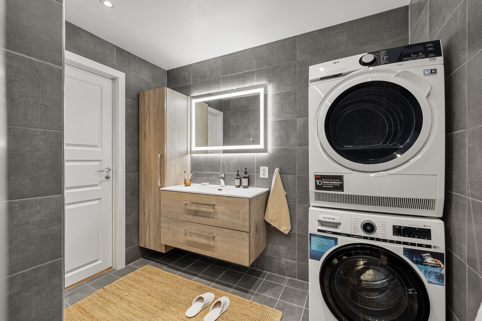 Det er opplegg for vaskemaskin på badet. Galleribilde