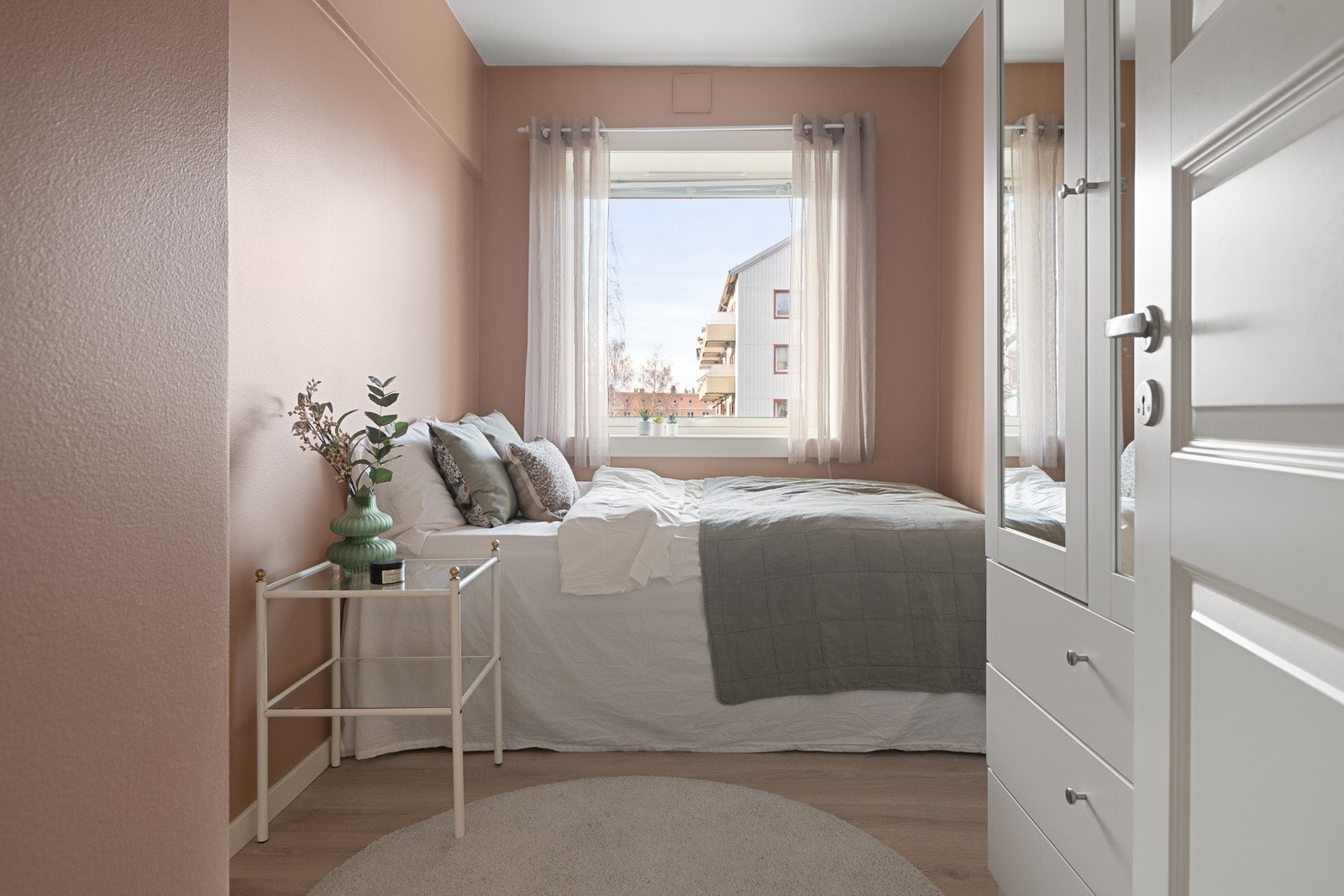 Soverom 2 benyttes i dag som et gjesterom, men fungerer også utmerket som et kontor eller barneværelse. Det er god plass til en stor seng, skrivebord eller kommode. Galleribilde