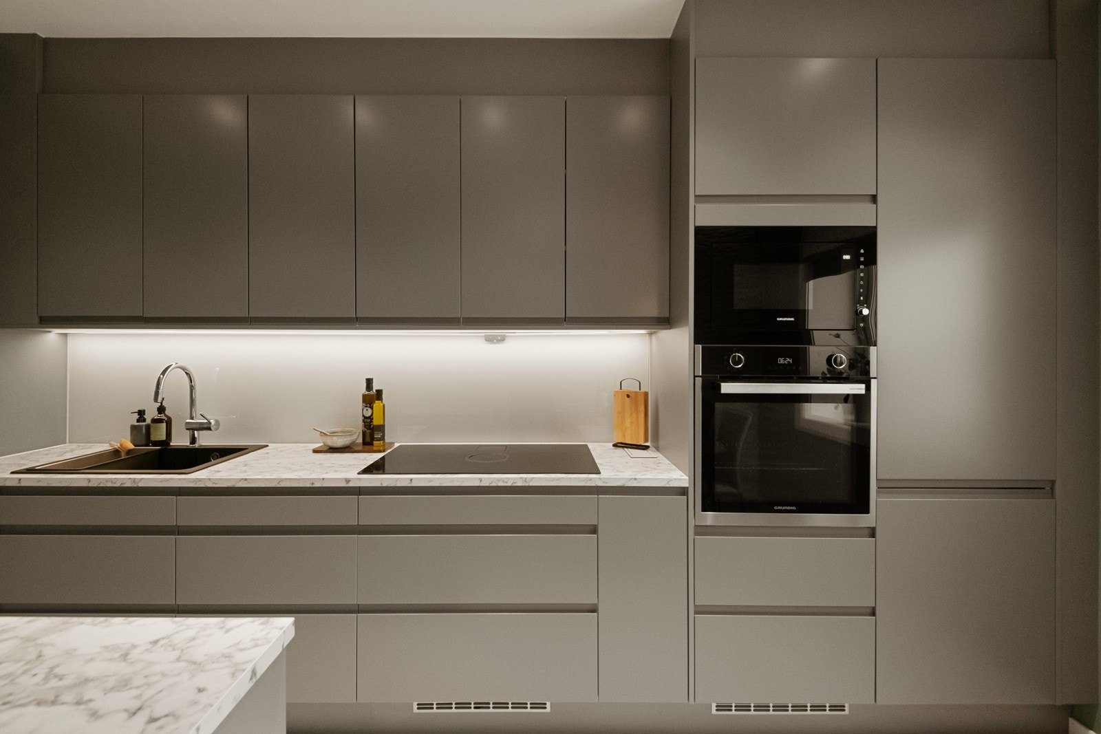 De integrerte hvitevarene består av komfyr, induksjonstopp, kullfilterventilator, oppvaskmaskin, kjøl- og fryseskap samt mikroovn. Galleribilde