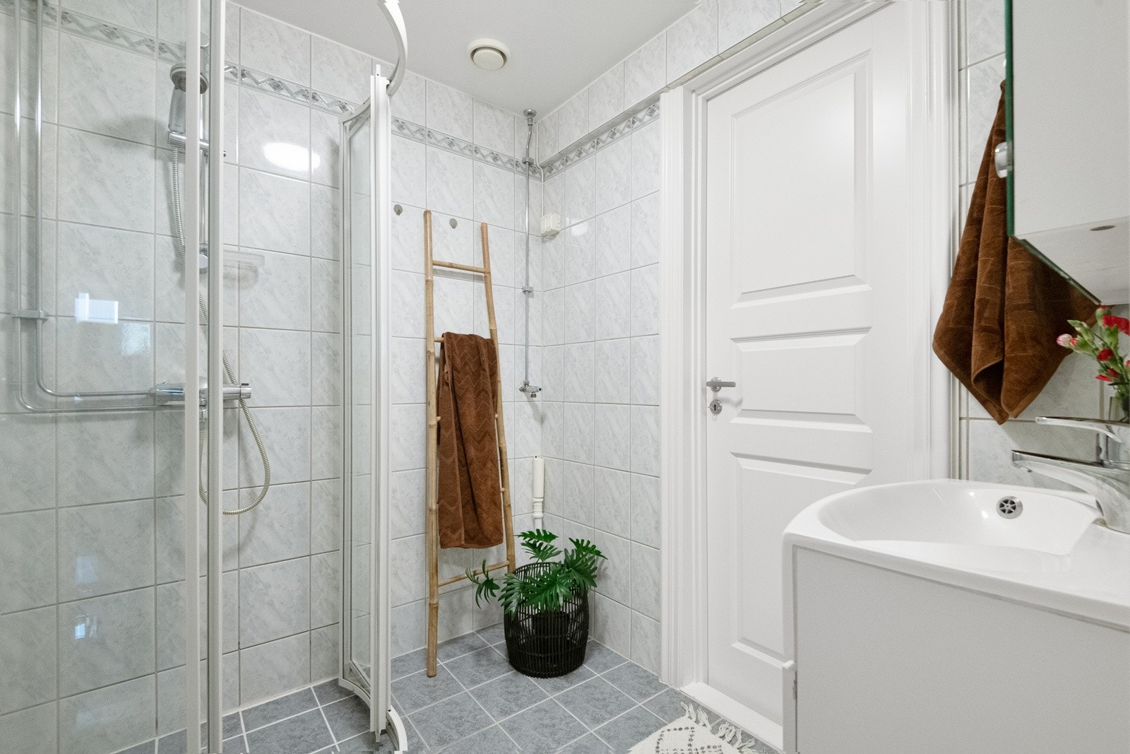 Badet er oppgradert i regi av borettslaget (2002) og er innredet med servant med tilhørende skap, dusjhjørne og speilskap med lys. Baderommet er lett tilgjengelig og har inngang fra både entré og hovedsoverom. Galleribilde