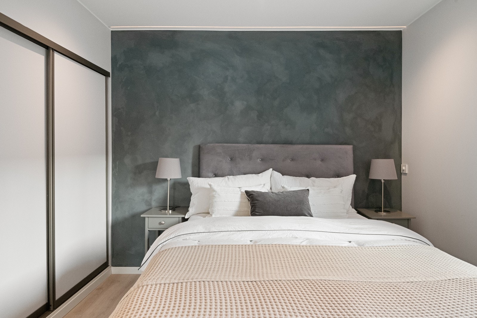 Hovedsoverommet oppleves som stort og luftig med god plass til en dobbeltseng, nattbord og kommode. Galleribilde