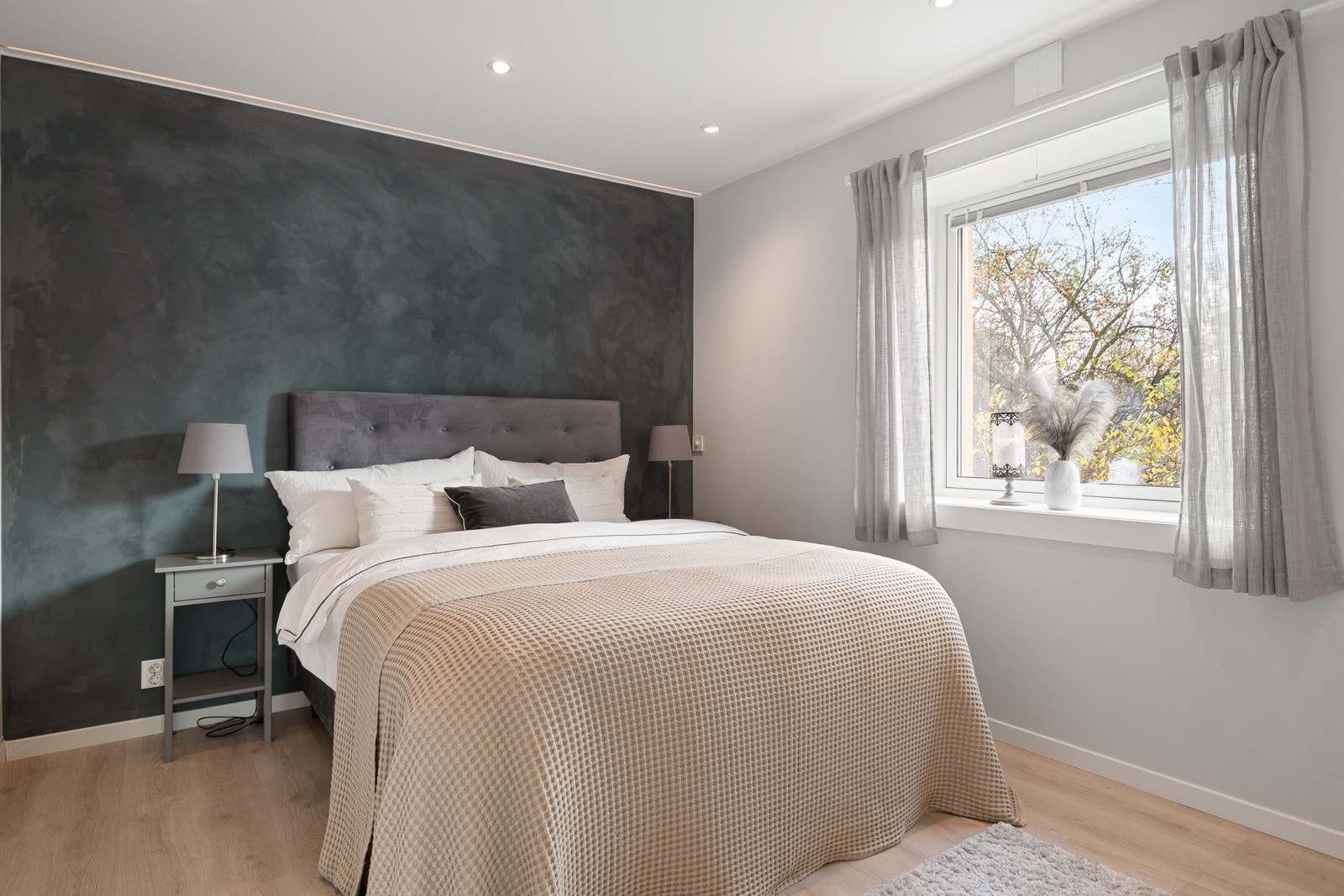 Soverommet ligger på sval side av bygget og vender ut mot flotte fellesareal. Galleribilde