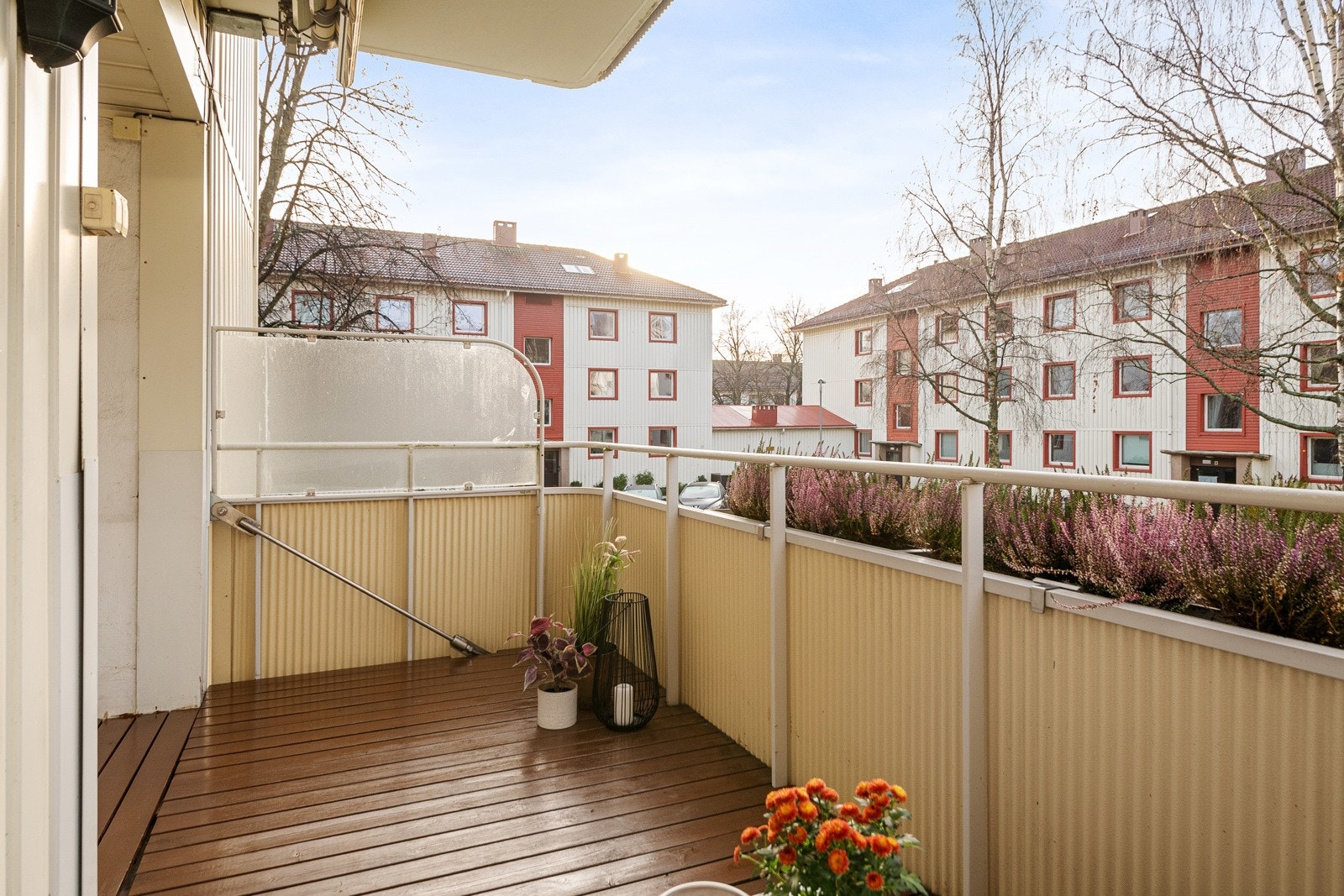 Balkongen har tredekke, elektrisk markise, stikkontakt, utebelysning og det er god plass til sittegruppe og grill. Galleribilde