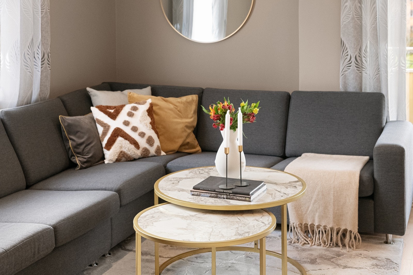 Det er god plass til en stor sofaseksjon med bord og tilhørende mediebenk. Galleribilde