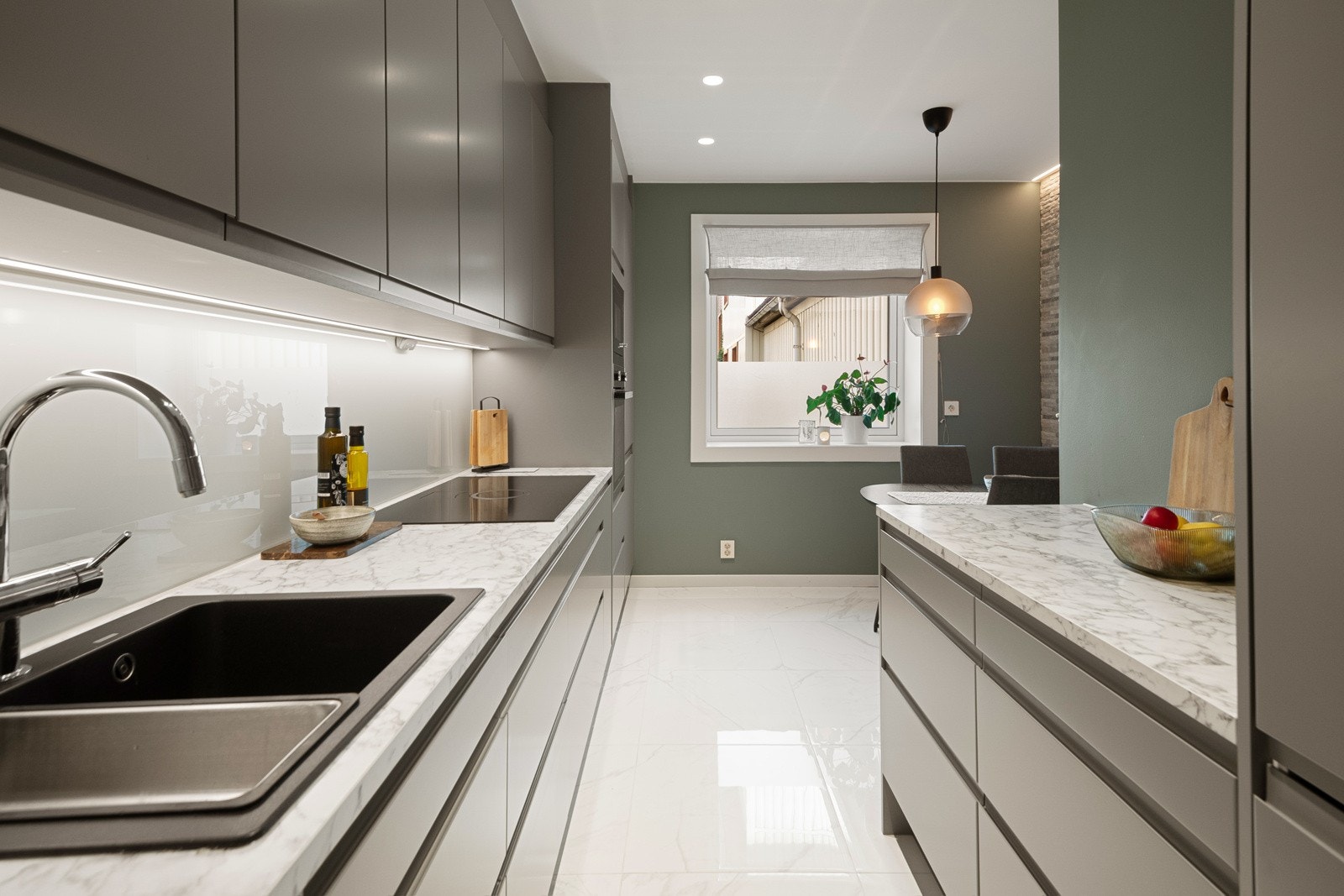 Kjøkkenet ble renovert i 2022 og består av innredning fra Norema med glattlakkerte fronter, laminat benkeplate, kompositt oppvaskkum, uttrekskran, herdet glass på vegg over kjøkkenbenk samt led lys under overskap. Galleribilde