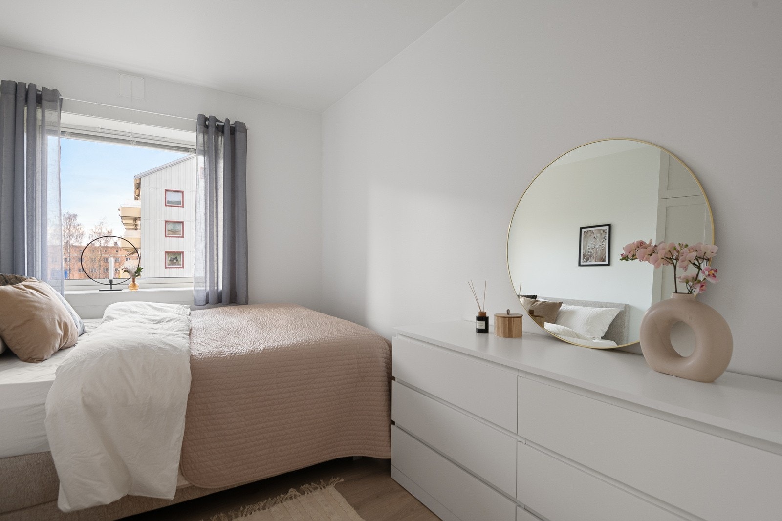 Soverommet har godt med oppbevaringsmuligheter. Galleribilde