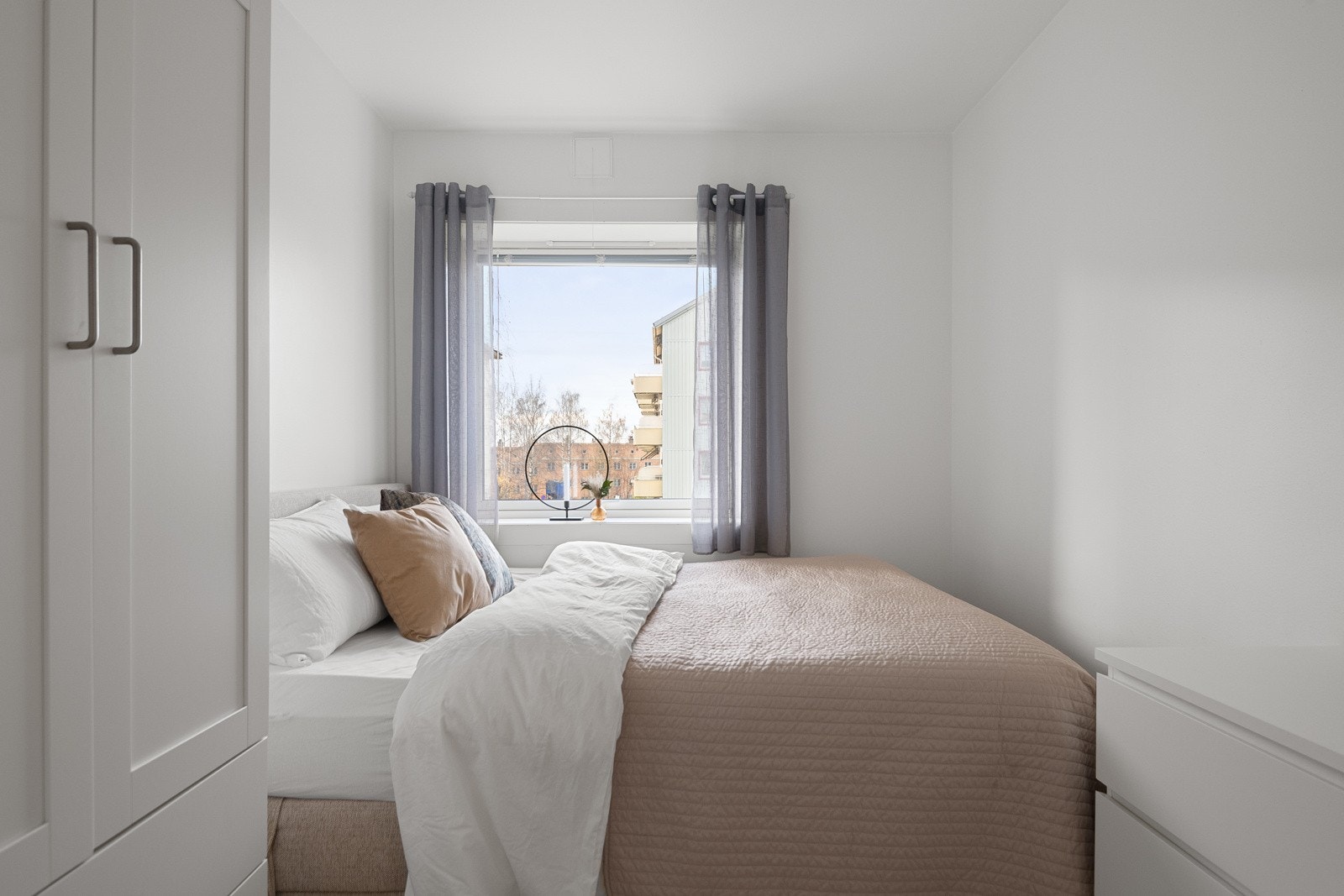 Soverom 3 fungerer utmerket som et kontor, gjesterom eller barneværelse. Det er plass til en stor seng, garderobeskap, skrivebord eller kommode. Galleribilde