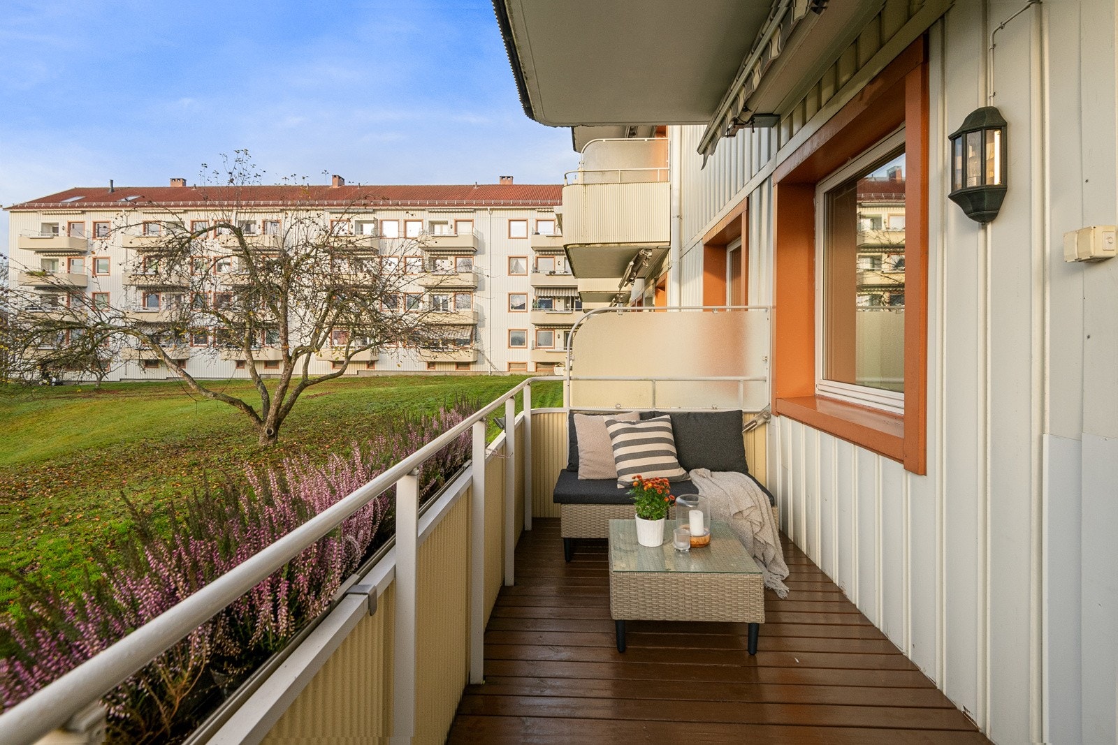 Balkongen oppleves som usjenert og privat - Det er god avstand til nærliggende bygg! Galleribilde