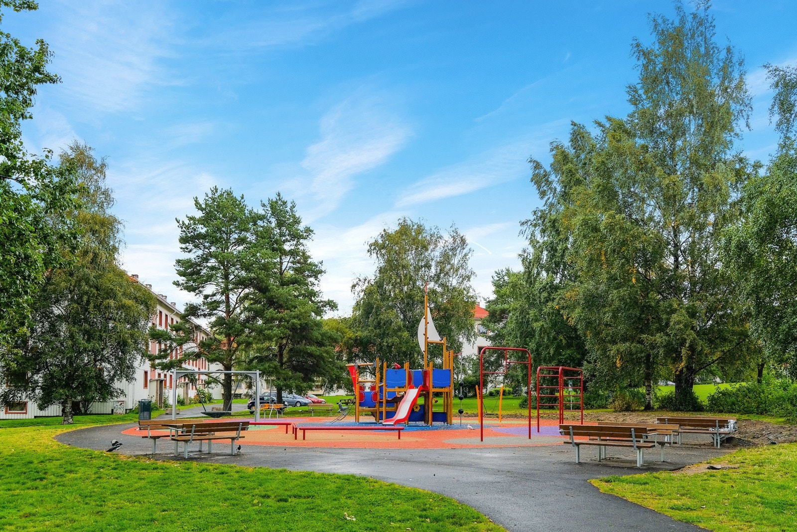Meget barnevennlig boligområdet med flere lekeplasser. Det er godt med parkeringsplasser på borettslagets tomt, med to parkeringstillatelser til hver leilighet og mulighet for registrering av gjesteparkering. Galleribilde