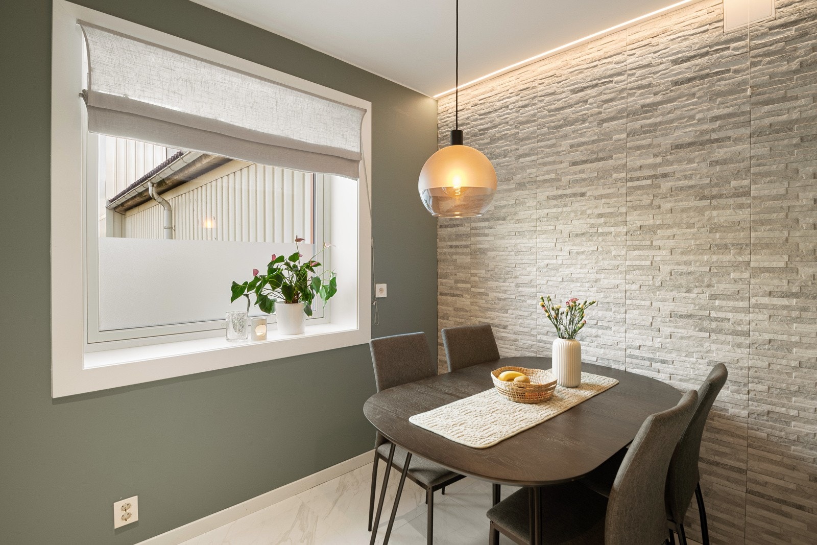 Dette rommet er en plass hvor du kan glede deg over å lage et større festmåltid eller familien kan samles til en lengre helgefrokost og skue ut over borettslagets fellesarealer fra hyggelig spiseplass. Galleribilde