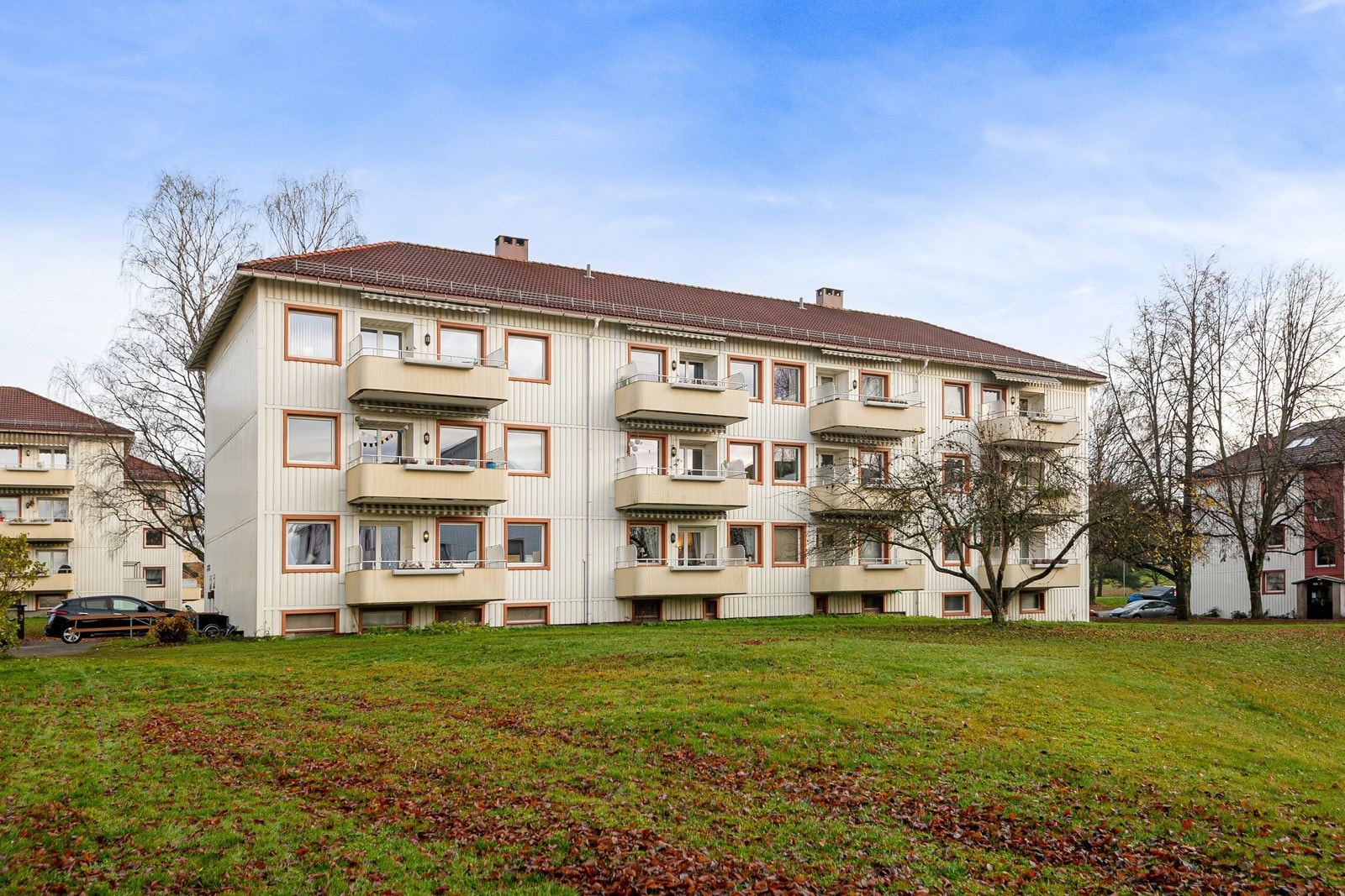 Etterstad ligger sentralt til i Oslo og er et tilbaketrukket og trafikkstille boligområde med ingen gjennomgangstrafikk. Det er fine tur- og joggemuligheter i området. Galleribilde