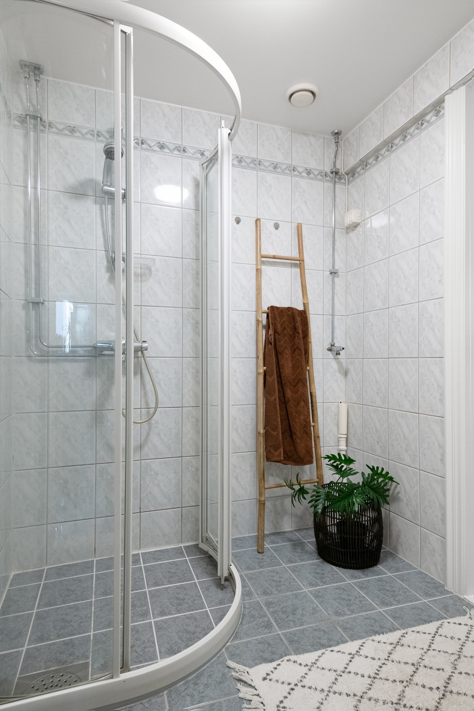 Badet er flislagt med varmekabler i gulv, dusjhjørne med dusjvegger, opplegg til vaskemaskin og plass for tørketrommel. Galleribilde