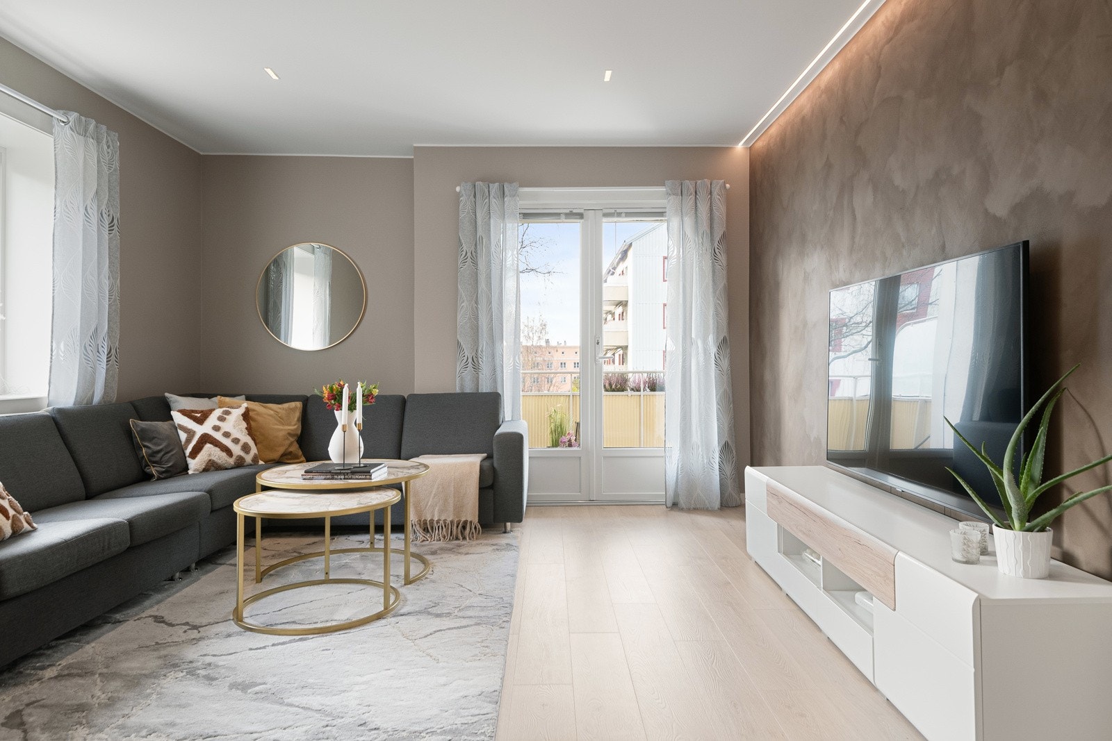 Stuen tilføres gode mengder naturlig dagslys via 2 himmelretninger og ivaretar den luftige romfølelsen. Galleribilde