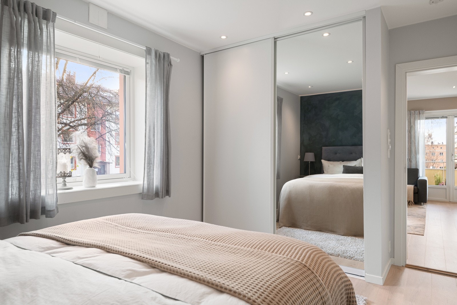 Soverommet har godt med klesoppbevaring i de to skyvedørsgarderobene. Galleribilde