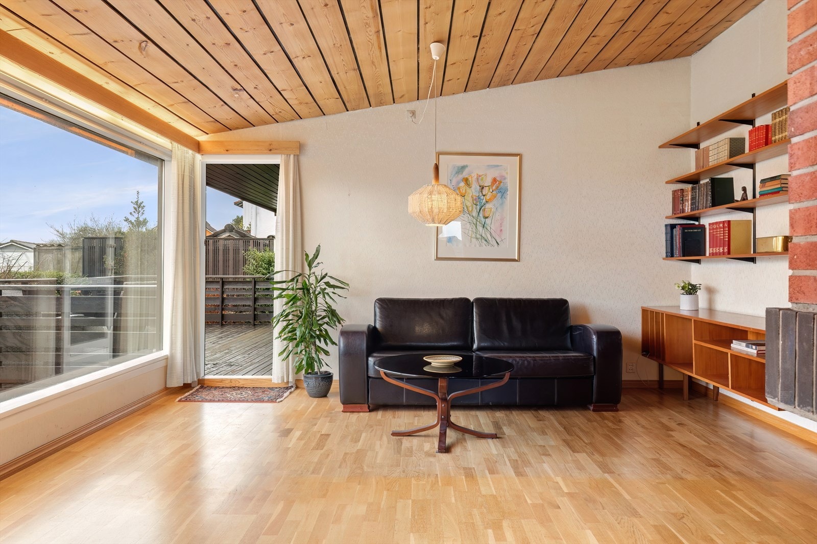 Stue med store vindusflater og god takhøyde Galleribilde