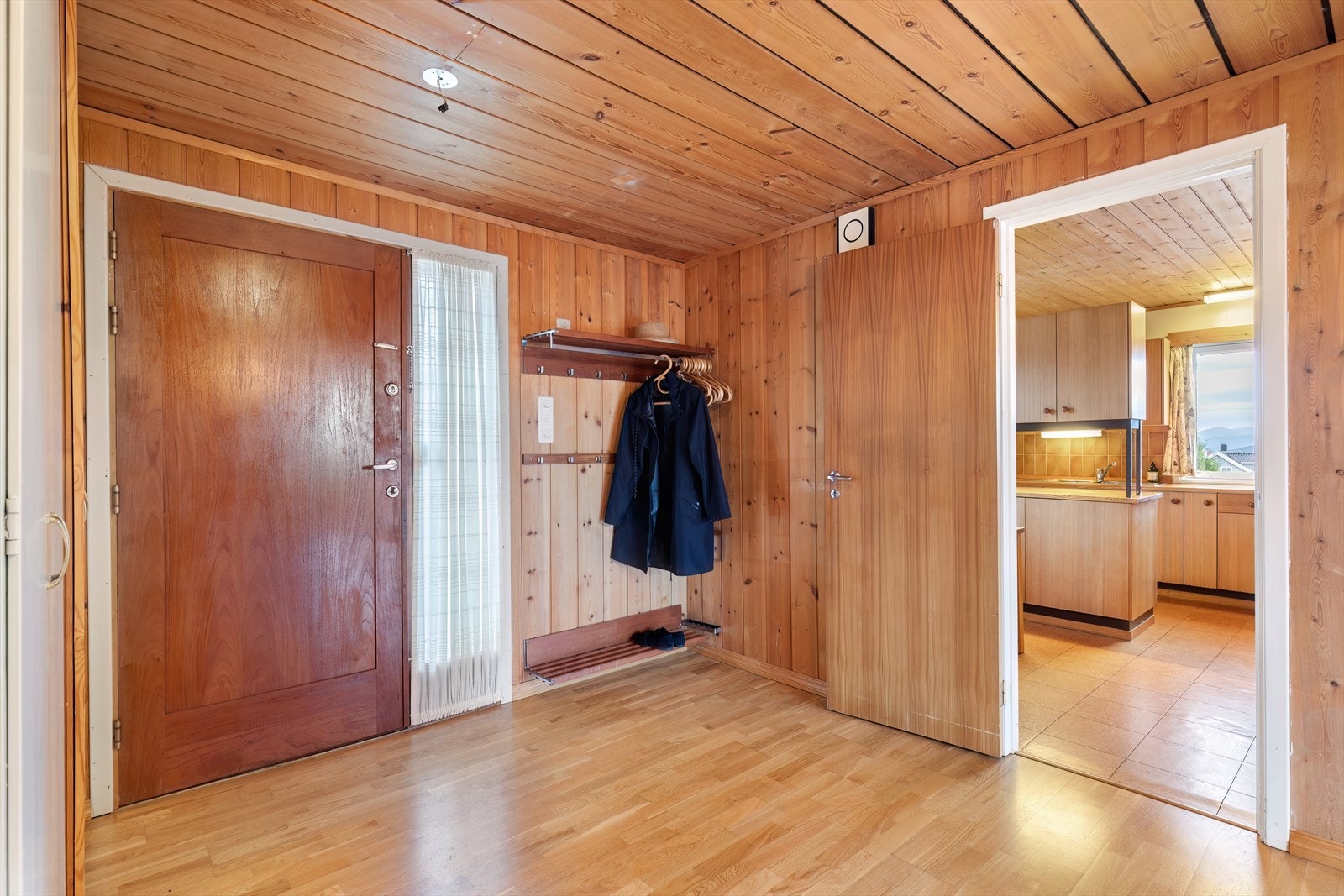 Entré - god plass til å henge fra seg yttertøy og sko Galleribilde