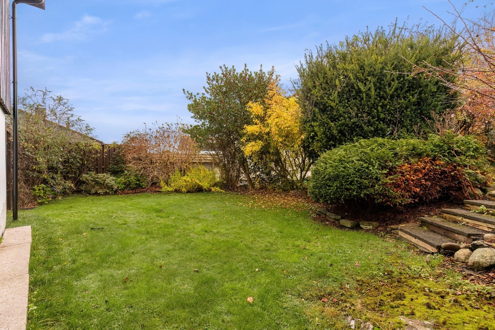 Solrik og pent beplantet hage Galleribilde