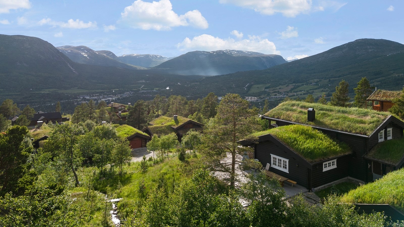 Det er kort veg til flotte turløyper, sommer som vinter Galleribilde