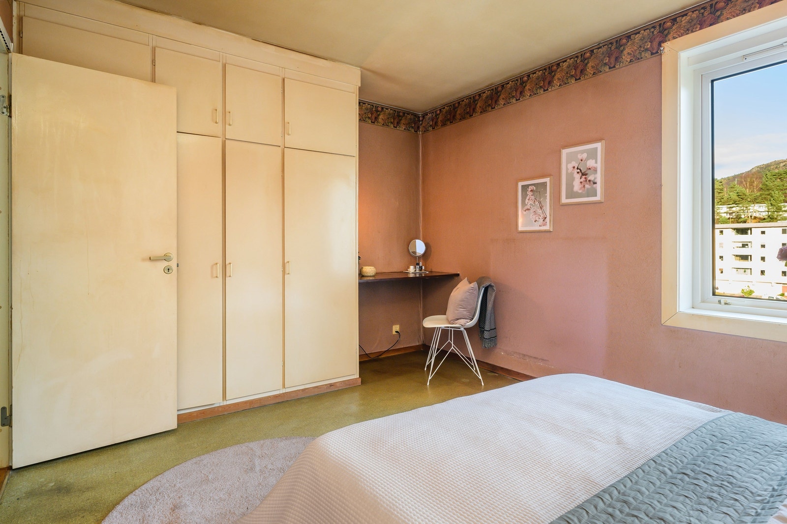 Plass til både dobbelseng og garderobe. Galleribilde