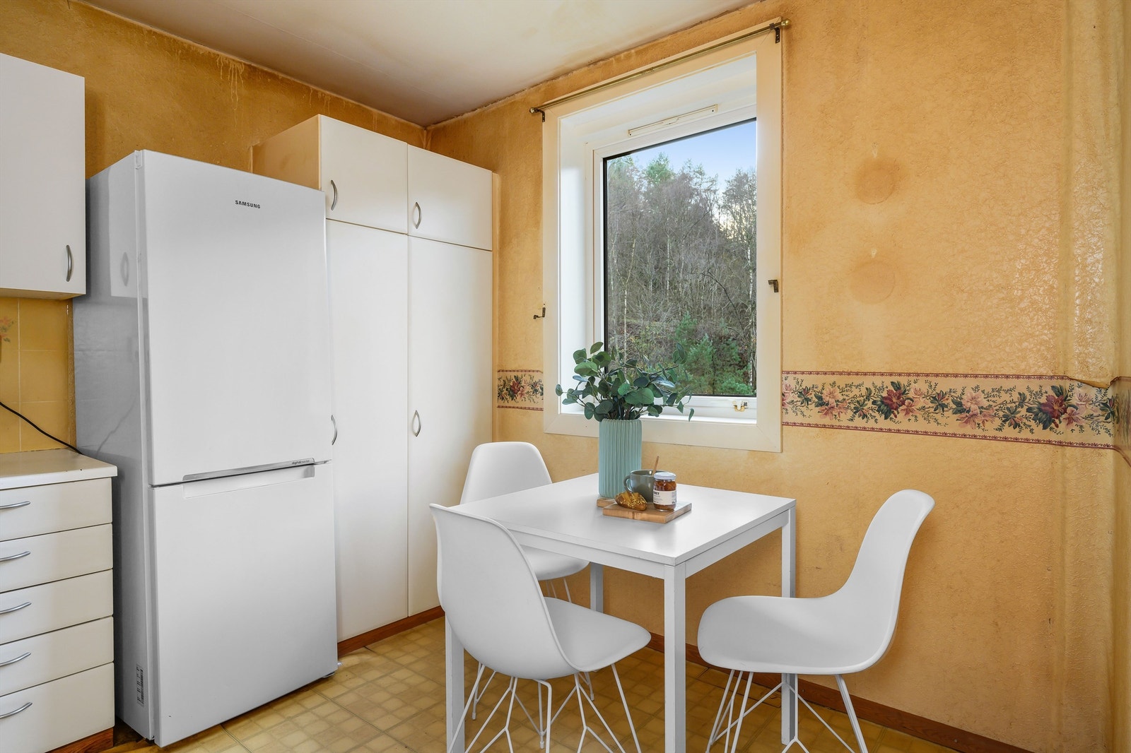 Kjøkkenet er romslig med stort potensiale. Galleribilde