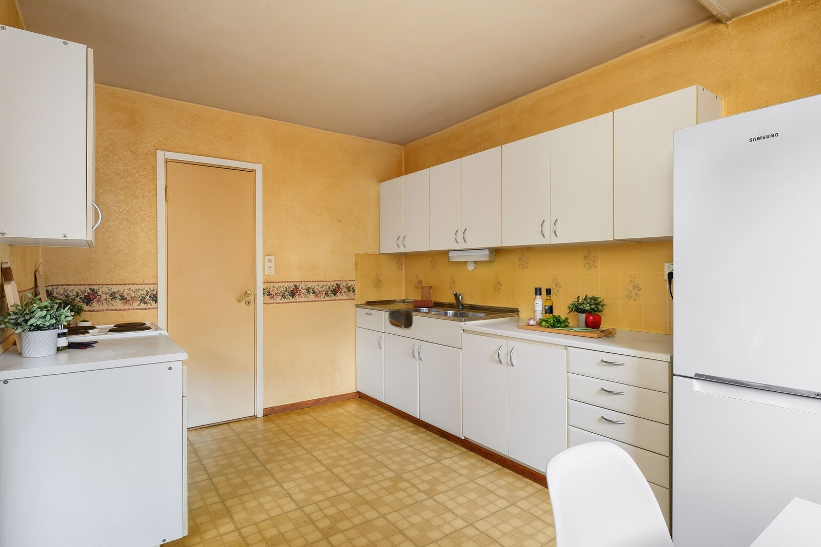 Kjøkkenet er romslig med stort potensiale. Galleribilde