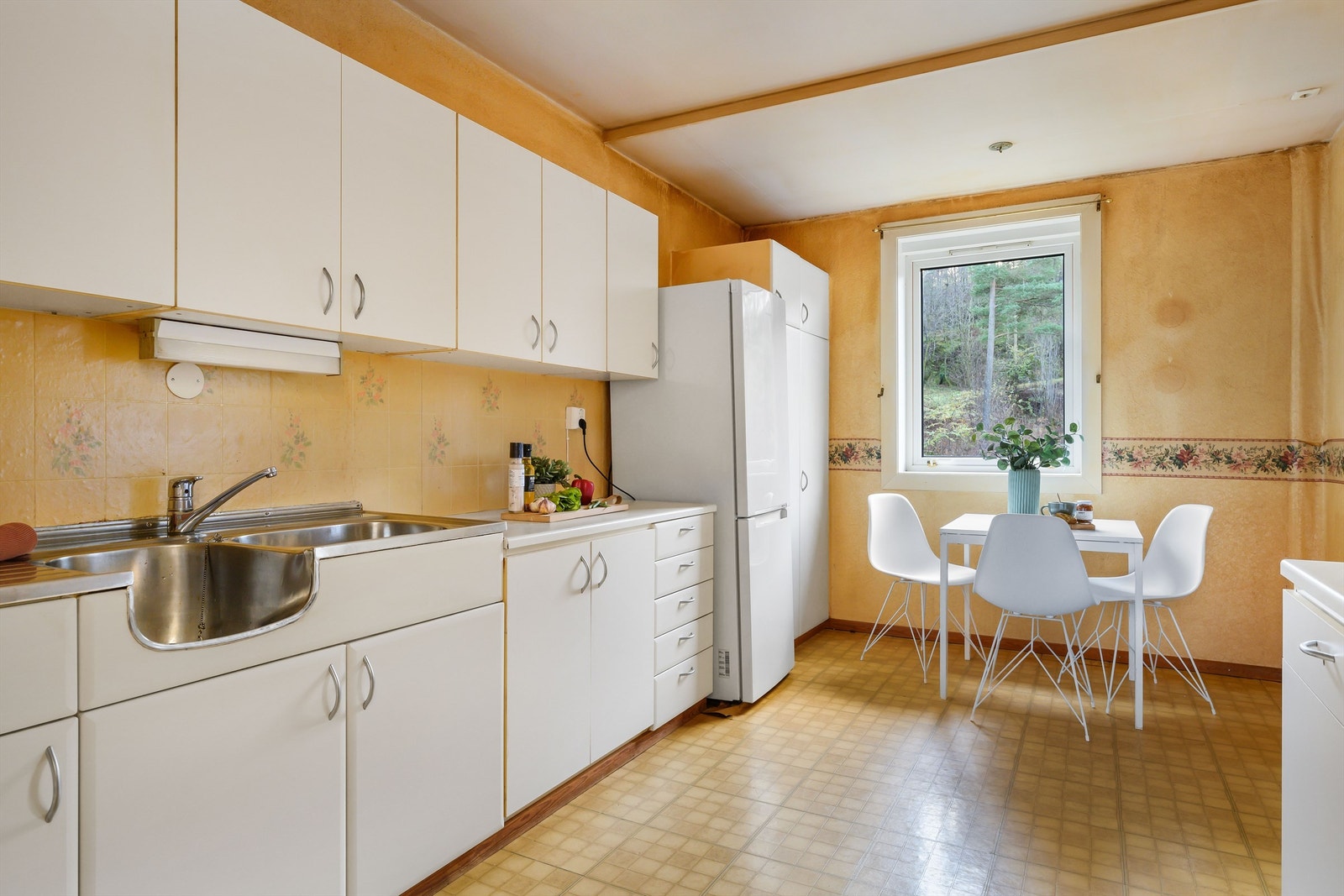 Kjøkkenet er romslig med stort potensiale. Galleribilde