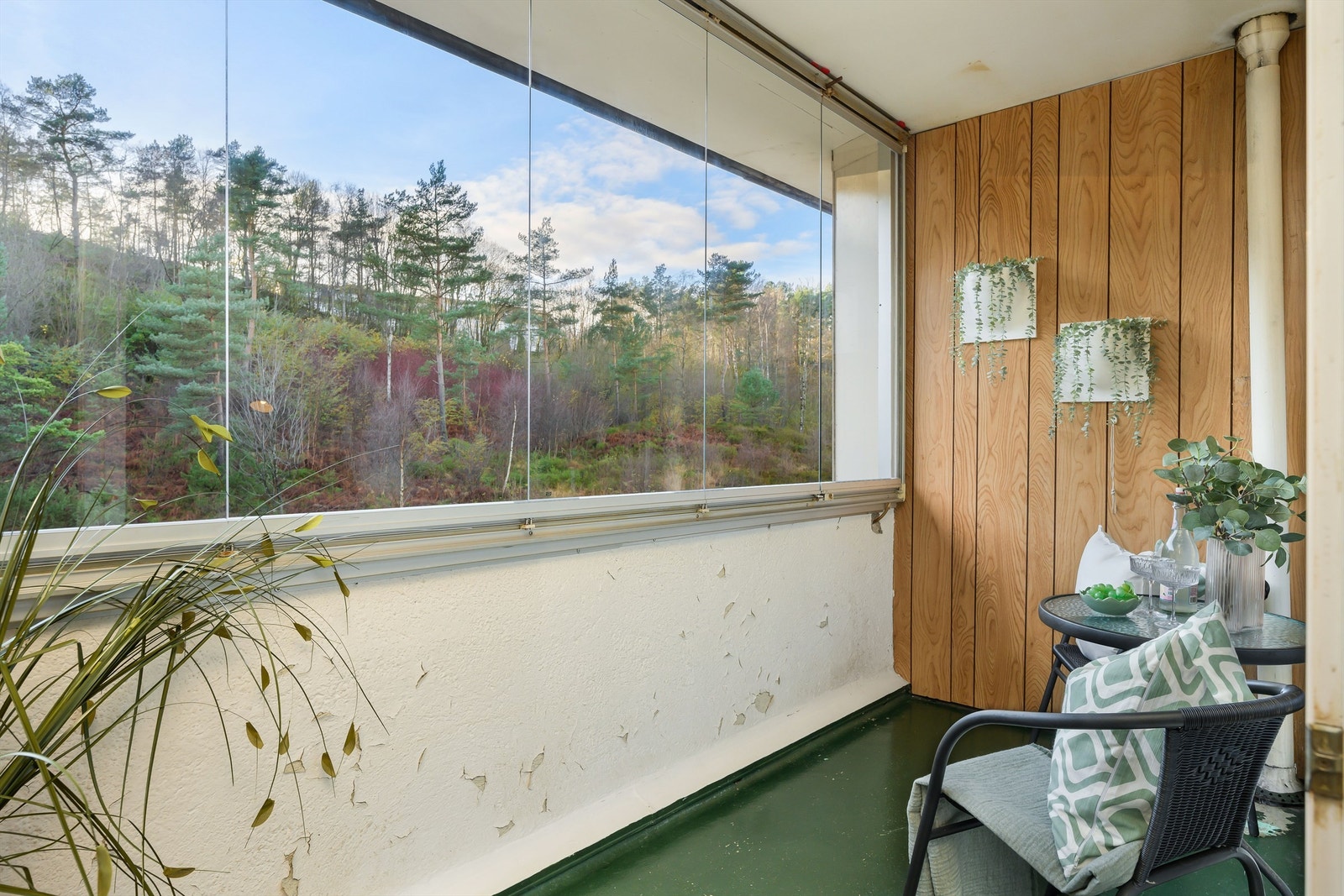 Innglasset balkong med utsikt mot naturen. Galleribilde