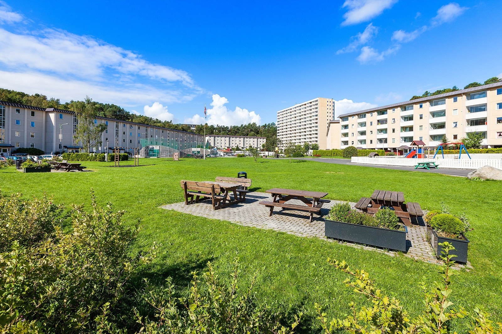 Tomten til borettslaget er meget pent opparbeidet med lekeareal, parkareal og sittegrupper. Galleribilde